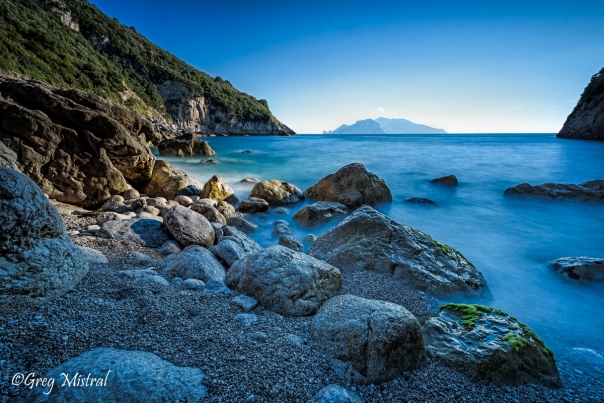 La Cala di Mitigliano. Au fond l'île de Capri